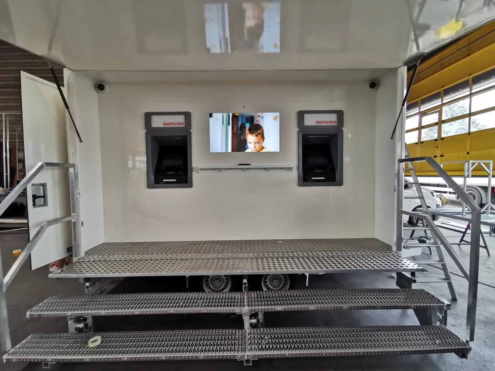 Constructions Speciales Remorque Evenementielle Bancaire Carrosserie Sensi Sensi - Constructions speciales remorque evenementielle bancaire carrosserie sensi