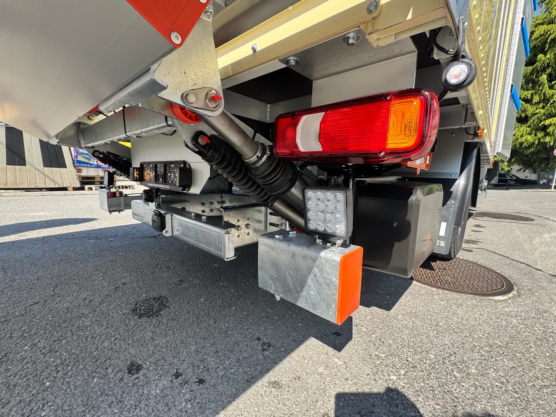 Ridelles Detail Feux Arriere Hayon Elevateur Carrosserie Sensi